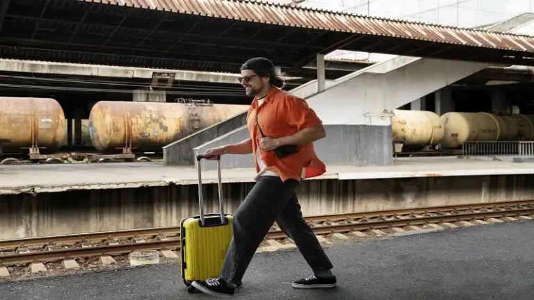 Radical Storage Miami: The Ultimate Luggage Freedom for Magic City Explorers